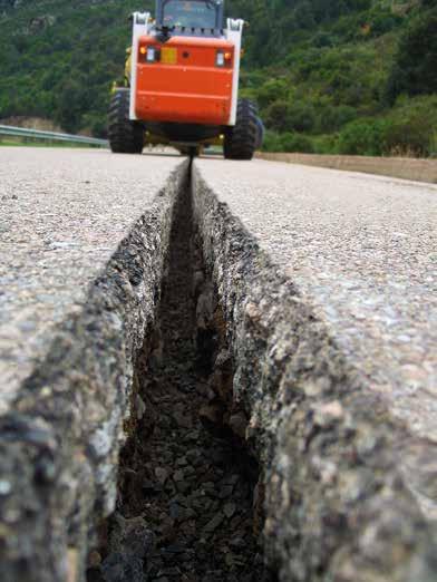 Garantiti dai motori idraulici a pistoni in presa diretta con il disco fresante. Regolazione idraulica della profondità. Scavo pulito.