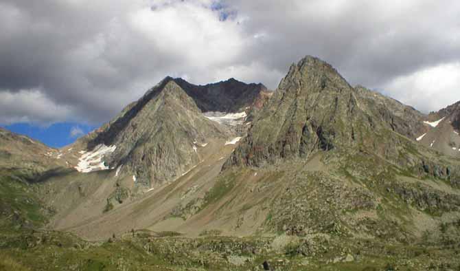 verso E entro un canjon di rocce rossastre e sbuca nella verde Alpe Painale. Attraversati i prati in direzione NE si raggiunge il Rifugio De Dosso (m 2119, ore 2:45).