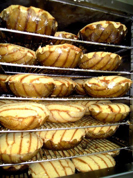 Sospiri d'angelo nell'abbattitore a -18 La produzione tutta artigianale della pasticceria comprende una gamma di semifreddi: Torta all arancia, Ricotta e pera, Torta Moka, Pralinata, Babà, Foresta