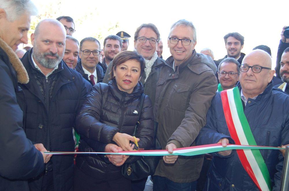 dalla Regione Marche 2017-11-05 Montegallo (AP), inaugurato il Centro socio commerciale donato dalla solidarietà dell Emilia Romagna Ceriscioli: La generosità trasformata in concretezza.