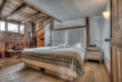 frigobar, pavimento in legno e balcone con vista