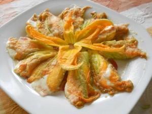 Fiori di zucca ripieni Quante cose si possono fare con i fiori di zucca. Quelli ripieni di mozzarella sono gustosissimi.