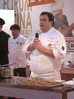 «La cucina salentina non ha certamente bisogno di rivisitazioni, ma di parlare al mondo», ha esordito Esposito, allievo di Vissani, due stelle Michelin che fanno di lui uno dei migliori cuochi