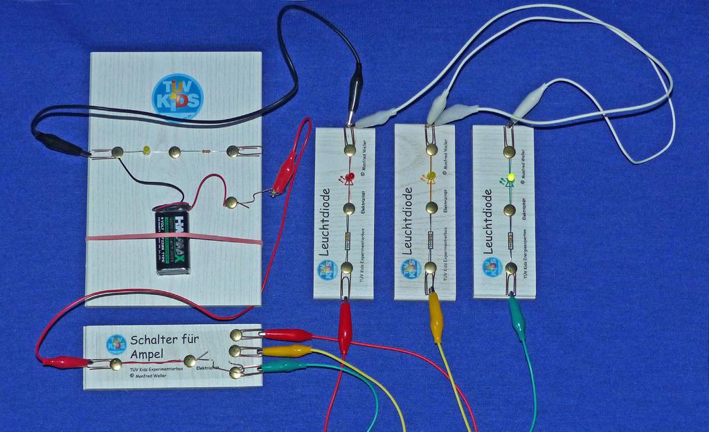 Per creare un collegamento a semaforo ti serve un interruttore che possa comandare tre differenti diodi LED.