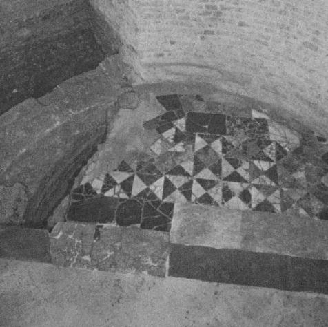 Il pavimento originario nel suo complesso è ricostruibile solo in parte: gli scavi hanno evidenziato la presenza di un lastricato marmoreo grigio centrale, arricchito in corrispondenza delle cappelle