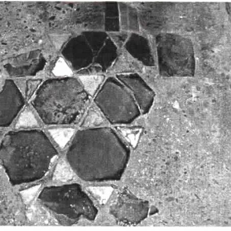REFERENZA FOTOGRAFICA: da CHIERICI 1967, fig. p. 109 Abside SO: del pavimento sopravvive solo una esigua porzione di una fascia con motivi semplici Q e Q2 alternati, che corre esternamente all abside.