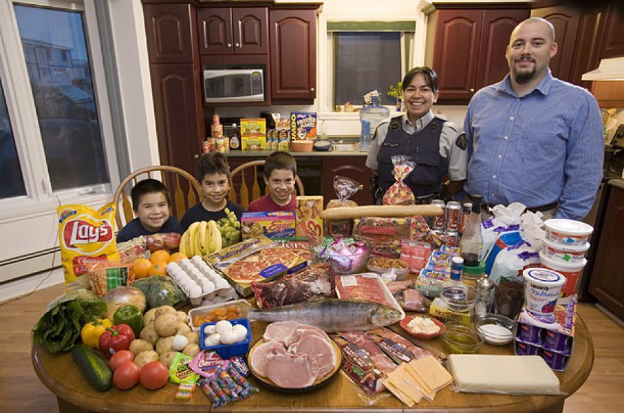 Nutrendosi in parte degli stessi cibi elaborati delle famiglie messicane e americane, le famiglie canadesi consumano patatine industriali e carne, anche se si può notare un maggior numero di verdure