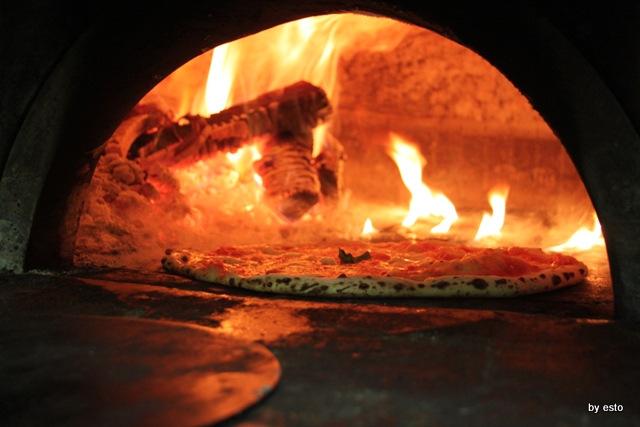 Pizzeria a ddo ﬁglio e Michele Raﬀele Condurro il forno e la pizza È la ﬁlosoﬁa del pizzaiuolo ereditata dal secolo scorso e pure dall altro quando, proprio nel 1800, in tutta Napoli si diﬀondeva e