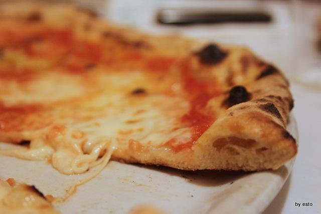 Pizzeria a ddo ﬁglio e Michele Raﬀele Condurro e la moglie Iola la margherita Il risultato è quello di una superba pizza d antan che bisogna assaggiare necessariamente per capire quale sia stato il