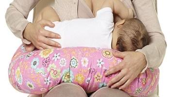 Durante l ALLATTAMENTO mettetevi comodi e tranquilli, può essere utile il cuscino da allattamento e un lenzuolo per tenere il piccolo ben avvolto e contenuto, con