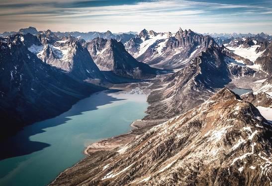 Si raggiunge il fiordo di Scorsebysund che è il più lungo fiordo del mondo ed è considerato come il più bello della Groenlandia.