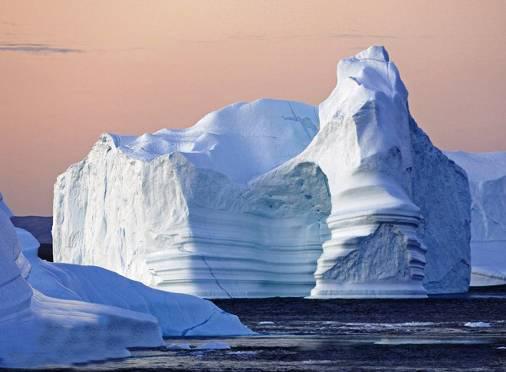 Ha una struttura ad albero, con un ramo principale lungo circa 110 km) che si dirama in un sistema di numerosi bracci laterali, altri fiordi tra le montagne e i ghiacciai, di cui il più lungo