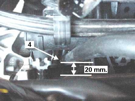 0 ) RAIL INIETTORI ) UGELLI INIETTORI F Posizionare il rail iniettori sulla testa motore, fissandolo ai bulloni di fissaggio del gruppo bobine