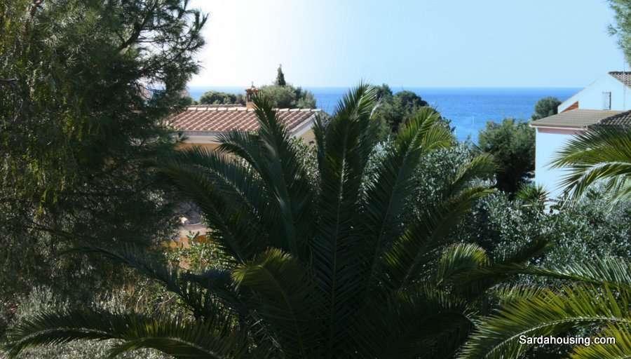 Villa Biancospino Al Margine Rosso, lungo il Litorale di Quartu, vi proponiamo una villa bifamiliare con giardino e terrazza con vista sul mare.