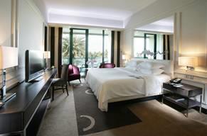 Le suite offrono in più salotto e accesso al lounge club, con WiFi e pasti gratuiti. Una suite dispone di terrazza panoramica privata.