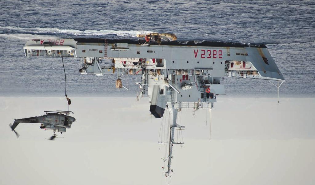 In basso a sinistra: imbarco sull elicottero di nave Cigala Fulgosi del personale della