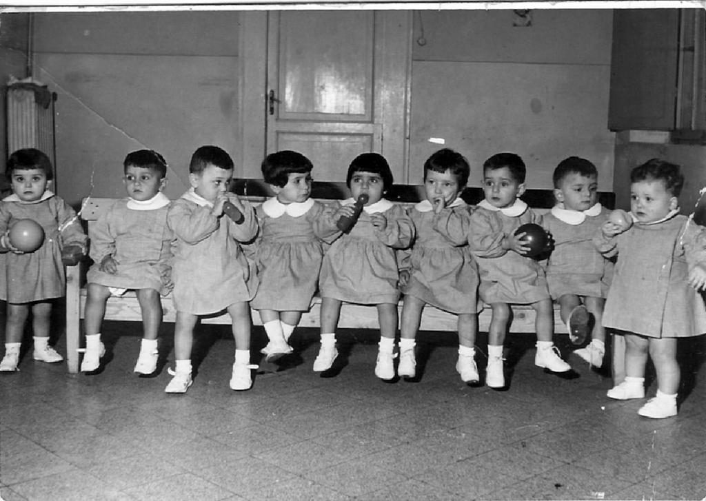 Adalgisa ci racconta che c era un grande pentolone con quindici buchi, dove inseriva i biberon, così tutti i bambini mangiavano alla stessa ora.