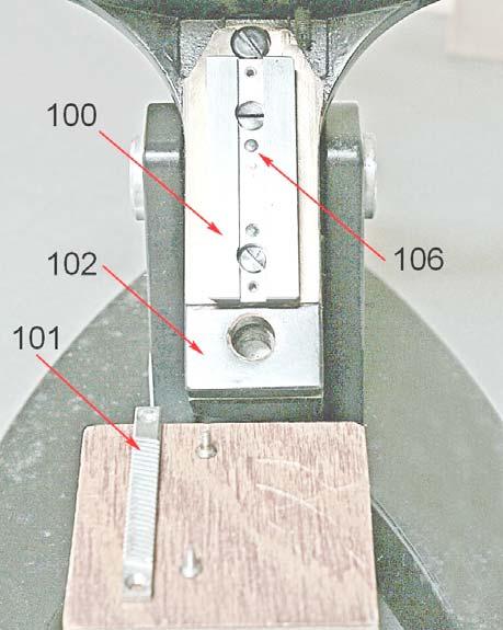 102 è la parte inferiore di un altra squadra sulla quale è fissata la coda di rondine 100 ed il disco fisso del tavolino. Avevamo già notato, nella fig. 2382, a pag.