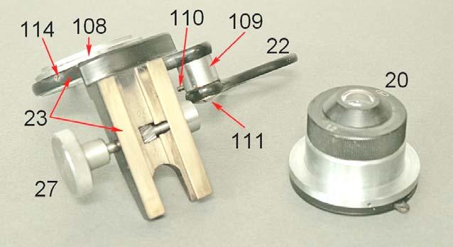 L anello 108 è centrabile a mezzo di tre grani sull orlo dell anello 23, il che va fatto rispetto ad un dato obbiettivo con il condensatore montato, osservando l immagine del diaframma d apertura che