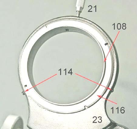 Una sporgenza su un lato porta un cilindretto (109) munito di spina laterale (110) che serve da fermo per il movimento del porta-filtri 22, nel quale è fissata un altra spina (112).