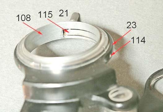 Il porta-filtri 22 è poi fissato dalla vite 111 al cilindretto 109. Fig. 2416 Visto da dietro, il porta-condensatore con varie parti già indicate.