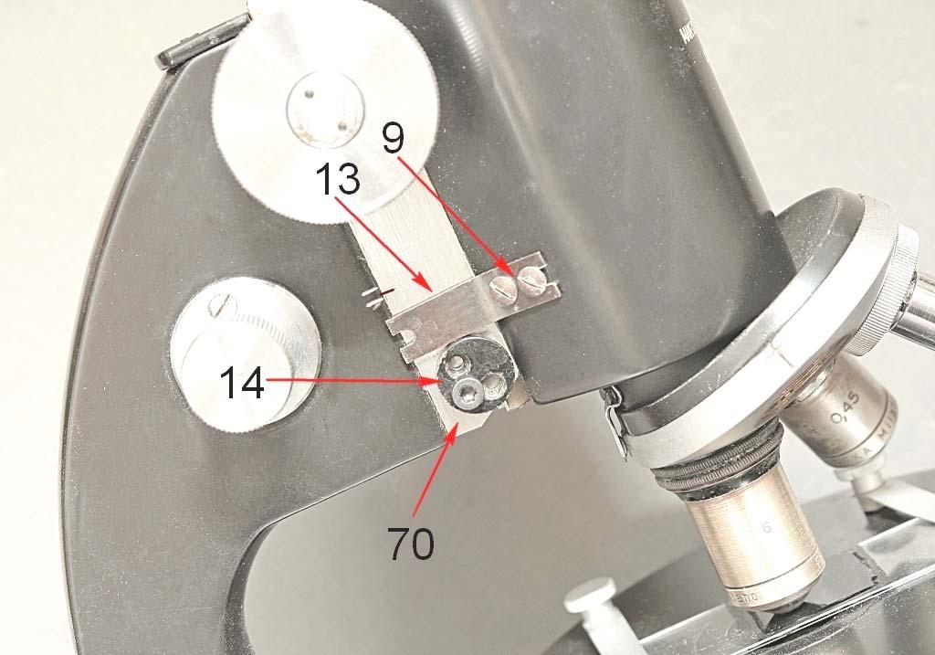 Sul fianco della guida 70 è stato praticato un foro, maschiato a M3, utilizzato per fissare una piccola camma circolare con foro eccentrico (14).