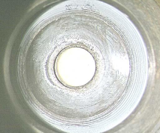Si cerca di eliminare il pericolo di sbrodolamento, lo spargimento dell adesivo sulla superficie utile della lente, il che richiederebbe un paziente lavoro successivo di ripulitura.