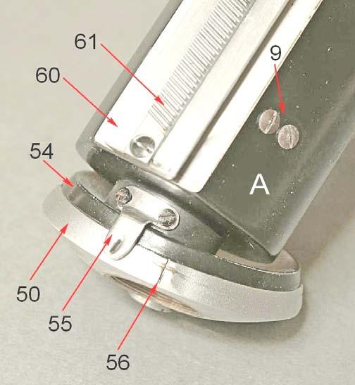 Il disco fisso (54, figura seguente), cui esso è fissato dalla vite 52, porta un foro non filettato, al cui interno ruota un cilindro a due tagli (51, anch esso filettato a passo RMS) che serve a