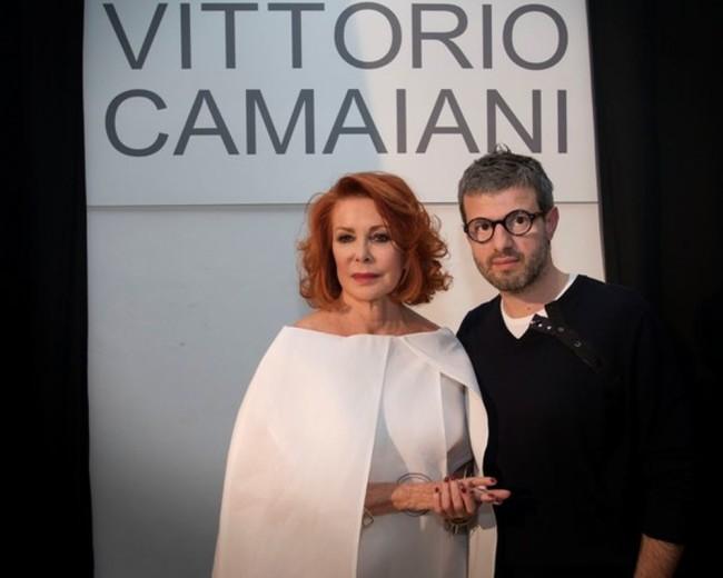 Vittorio Camaiani, una favola al Micam con Lella Baldi Dopo aver accompagnato la nuova collezione ContrariaMente ad AltaRoma la Decolte che perde il tacco vola a Milano.