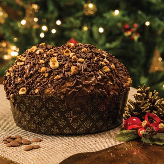 panettone CIOCCOLATO Una golosa glassa al cioccolato al latte con riccioli di cioccolato fondente e nocciole ricopre il soffice panettone al cioccolato che svela all