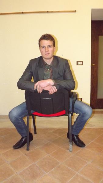 FOTO 7 (FOTO 7) Sedersi a cavalcioni su una sedia, oltre a denotare una palese mancanza di stile, indica che nel soggetto è in