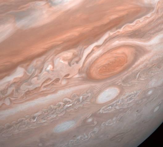 La macchia rossa di Giove La Macchia rossa di Giove è una regione di grande turbolenza ciclonica attiva da almeno 300 anni sulla superficie del