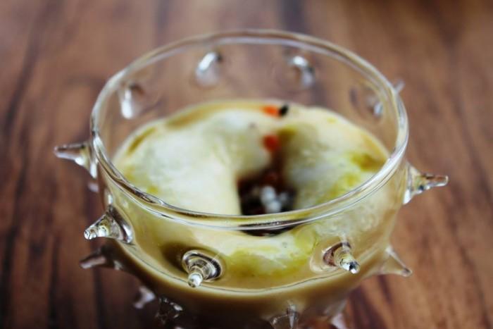 Mirazur, crema di riso con bottarga e tapioca Intermezzo divertente, in questo caso il riso in crema è usato come base