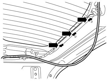 36 Fissare a pressione tre pezzi di nastro butilico sul lato corto destro dello sportello bagagliaio nel punto mostrato in figura.