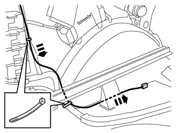 Proseguire presso il montante D lungo il cablaggio esistente fino al lato anteriore della basetta portafusibili. Fissare con tre fascette serrafili.