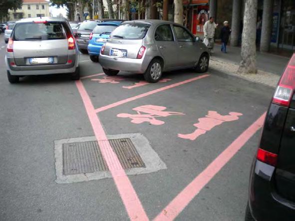 4 PARCHEGGIO RISERVATO Posto auto opportunamente individuabile mediante l apposita segnaletica, nel quale è consentita la sosta a persone con ridotta mobilità, dovuta a: - cause fisiche (sedia a