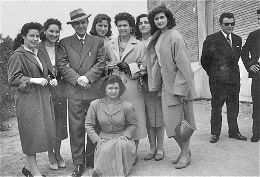 1951 - Un sarto di successo attorniato dalle sue collaboratrici Foto ricordo di un gruppo affiatato dei componenti un laboratorio artigiano di sartoria gestito da Gino Pieri.