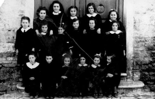 1950 - Quinta Elementare Femminile Alunni: Anna Granelli, Franca Ulivieri, Bruna Magini, Ada Benocci, Fosca Ferretti, Franca Dominici, Iliana Cresti, Anna Ciacci, Anna Franci, Rosanna Tommasi,