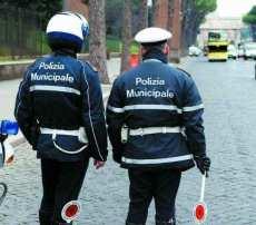 A San Gimignano, falsi addetti della Polizia Municipale chiedono soldi... http://www.agenziaimpress.it/news/cronaca/a-san-gimignano-falsi-addet... 1 di 1 28/02/2013 10.