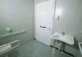 cassetta di scarico e sedile 2,00 per disabili - Lavabo per disabili - Maniglioni per presa - Lampada di