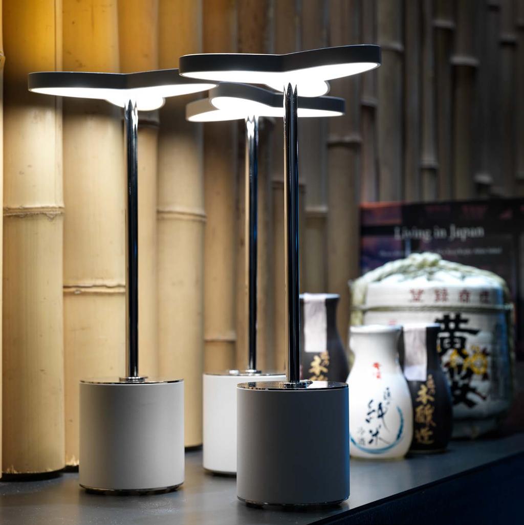 Una lampada da tavolo dotata di tecnologia LED che reinterpreta la lanterna in chiave moderna. Elegante, armoniosa, dal design semplice e discreto.