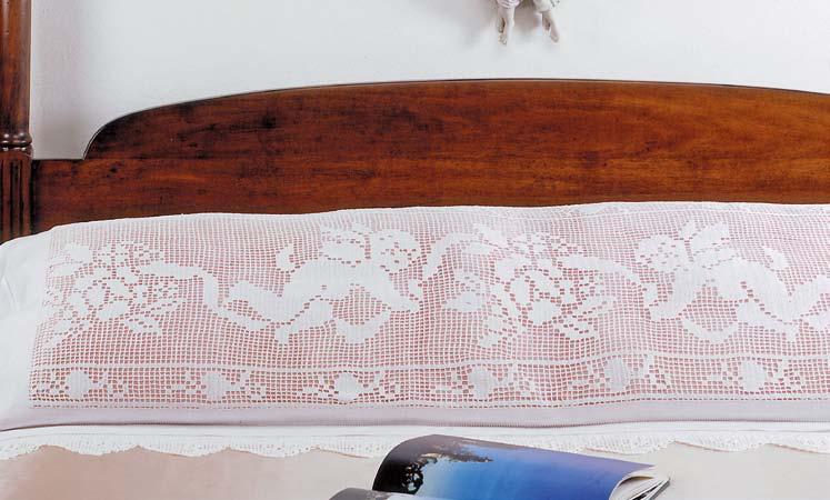 Il cuscino filet per il letto g. 170 circa di cotone bianco n. 8 uncinetto n. 1.25 lino bianco, a trama regolare, nella misura necessaria a ricoprire 2 guanciali + cm 14 in altezza e lunghezza per gli orli.