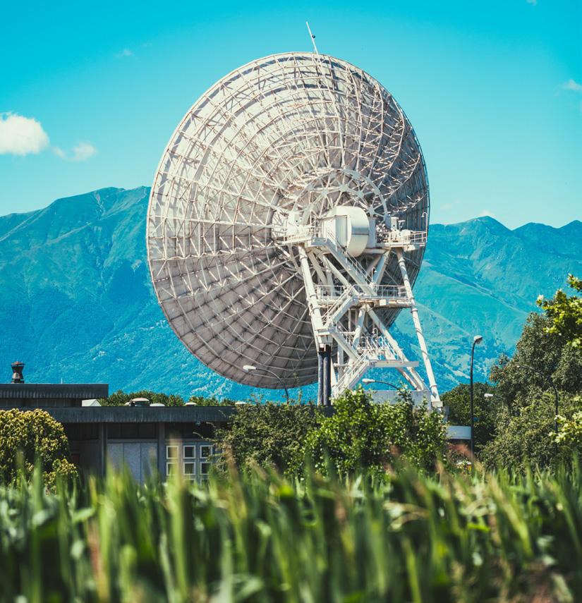CAMPI ELETTROMAGNETICI DI ALTA FREQUENZA I campi di alta frequenza (10 khz - 300 GHz) sono generati da apparati radiotelevisivi, telefonia cellulare, ponti radio, radar e apparecchiature industriali