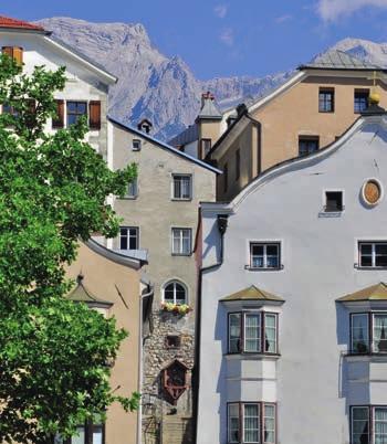 più importanti monumenti del centro storico di Hall in Tirol, il più grande del Tirolo (la Chiesa parrocchiale di San Nicolò, la Cappella di Santa Maddalenae, il municipio e la Piazza del Convento).