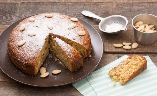 In una ciotola a parte sgusciate le uova e sbattetele con 150 g di zucchero, usando la frusta elettrica. Quando il composto sarà ben montato, versatevi il latte con gli amaretti.