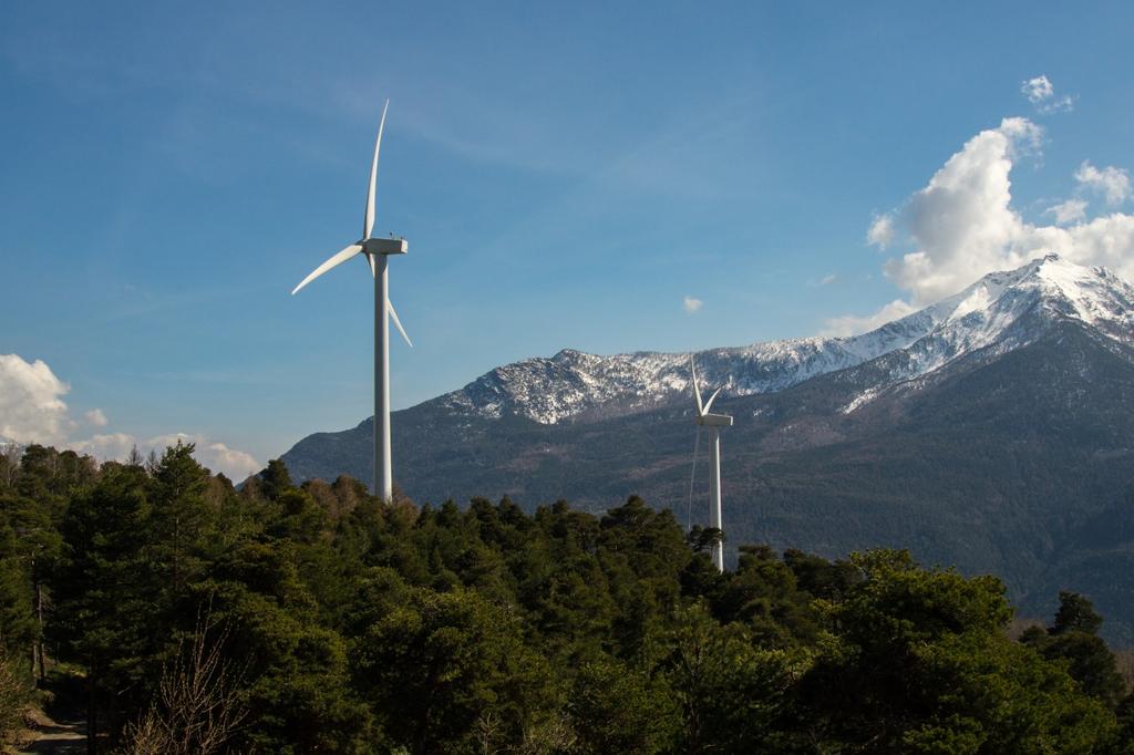 Ogni torre è alta 55 metri ed i rotori, costituiti ciascuno da tre pale, hanno un