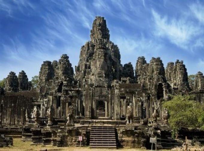 Vi sono più di cento templi di grande suggestione e raramente visitati, suddivisi in tre complessi monasteriali: il gruppo Sud del Prasat Yeay Poan, il gruppo centrale del Prasat Tor e il gruppo Nord