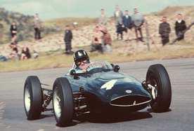 Nel 1958 corse finalmente in formula 1, al gran premio di Monaco, con questa Lotus appena nata, la macchina è ancora