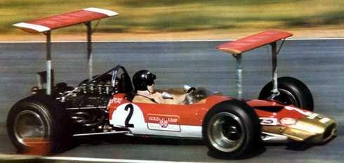 Sbarca in America e nel 1966 vince la 500 Miglia di Indianapolis con una Lola-Ford.