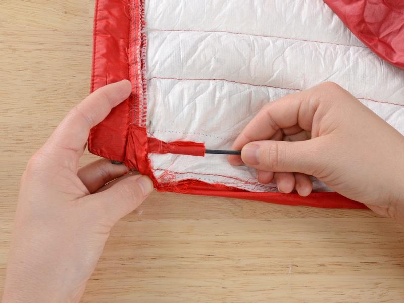 Al momento di rimontare la giacca, cercare di seguire gli stessi punti delle precedenti cuciture per evitare che le piume dell'imbottitura escano da nuove aperture.